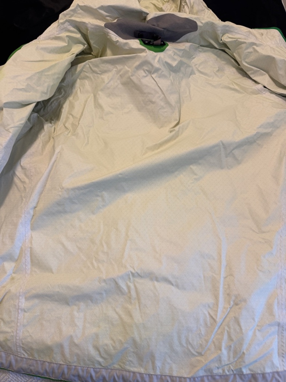 Patagonia men’s Bright Green Hooded Shell Jacket - Picture 5 of 8